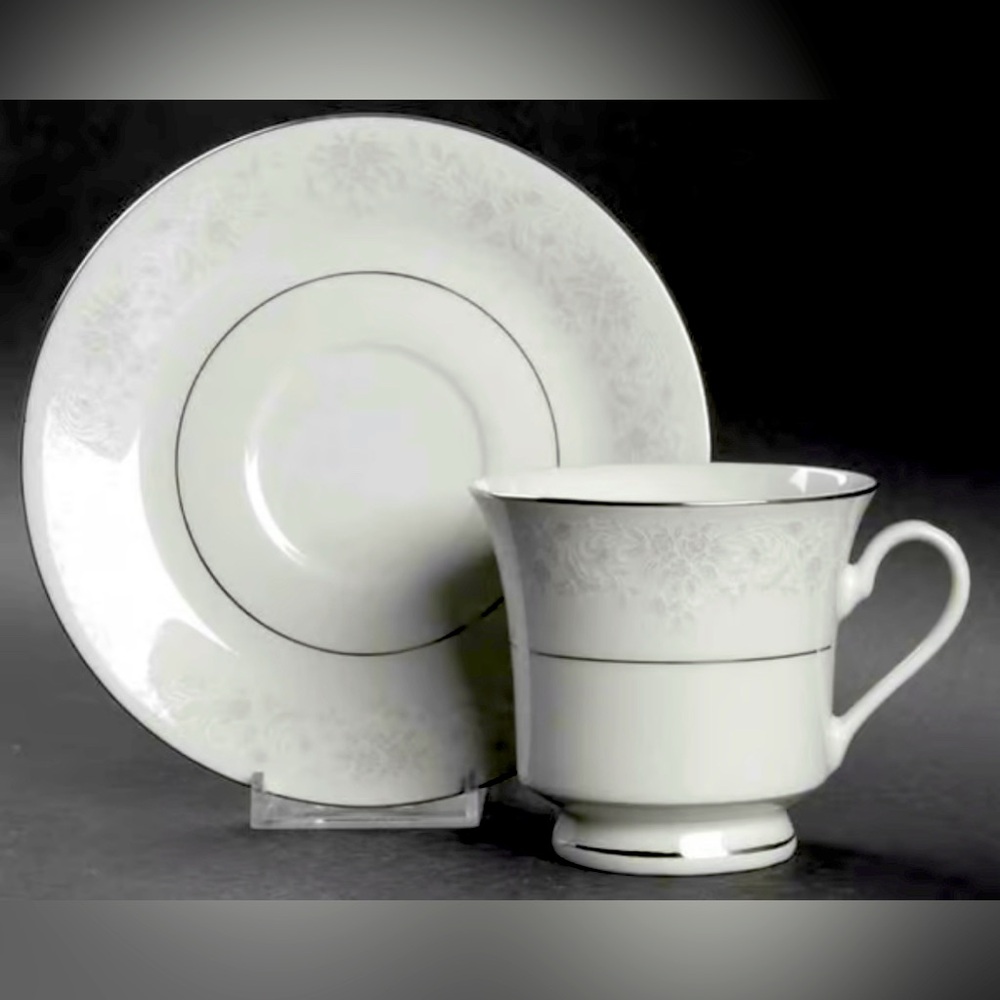 LYNNS Fine China Annie Collection Saucer (4) & Footed Cups (2)